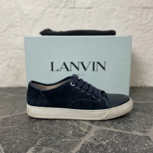Lanvin s - Hejj säljer dessa snygga lanvin skorna. Dem är storlek (6) och sitter som 40. Ny pris 5200 kr! Både låda, snören, och påse ingår. Skriv vid intresse eller vid frågor. 