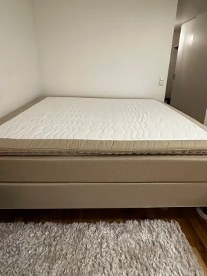 Beige kontinentalsäng med bäddmadrass - Säljer akut min Mio Kontinentalsäng (160x200 cm) 💎 Lyxig kontinentalsäng (ordinarie pris 20 000 kr) i nyskick. Inga skador eller repor.  • Mått: 160x200 cm • Hygien: Inga barn, inga husdjur. Proffstvättad och alltid använd med fodral. • Skick: Extremt välvårdad, helt ren och fräsch. • Flexibelt pris: Om du inte vill ha översta madrassen kan jag sänka priset med ytterligare  kr. 1500