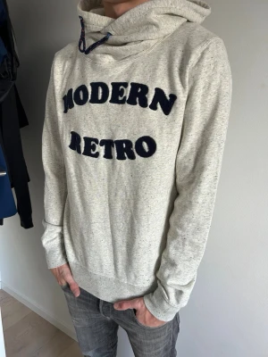 Scotch soda hoodie - Nu säljes denhär otroligt schyssta hoodien med en unik krage. Perfekt för dig som vill vara lite unik. Vid frågor eller prisförslag tveka inte på att höra av er!