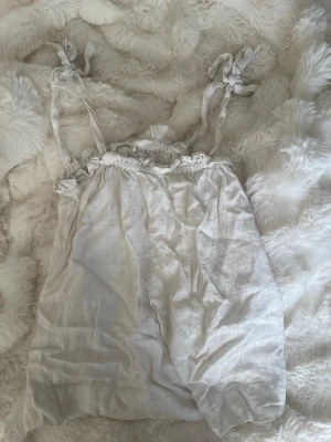 Vit blus från hm - Fin blus från hm i storlek xs men skulle mer säga en 158 i barnstorlek🩷tecken på användning men fint skick!