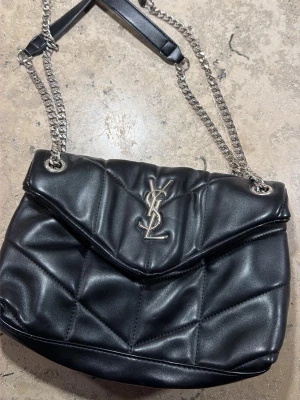 Svart quiltad handväska  - Snygg svart quiltad handväska, använd men super fin! 