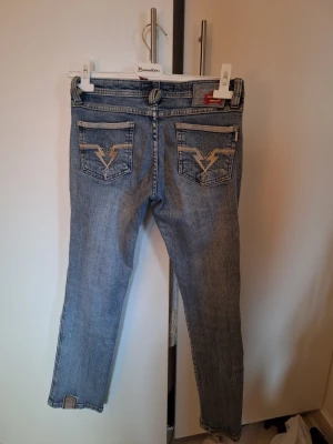 Raka lowrise T&M jeans - Midje höjd 11cm, midja rakt över 36cm, innerbenslängd 68cm. Inga defekter 