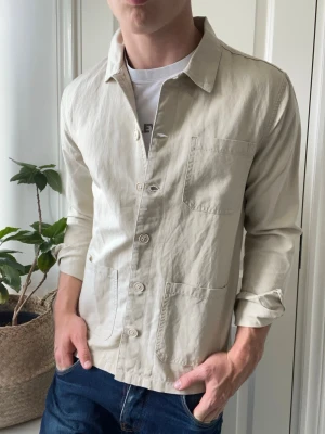 Dobber overshirt beige  - Dobber overshirt beige, Inga defekter! Modellen i bilderna är 180 cm 75 kg och bär Storlek S , Kom med frågor! 🌟 (Kan gå ned i pris vid köp av paket 😉) 