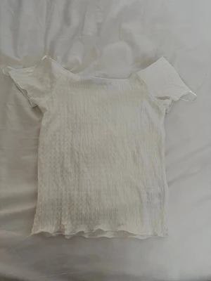 Vit ribbad topp från 157 - Säljer en vit ribbad topp från 157 i storlek M🌸 korta ärmar och stretchigt material🌸 Aldrig använd🌸