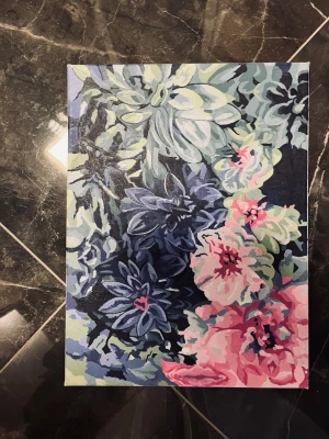 Blommigt konstverk på duk - Unikt konstverk på duk med blommotiv i blå, rosa, grön och vit färgskala. Tavlan har rektangulär form och motivet består av stora, stiliserade blommor i olika nyanser. Perfekt som dekoration för att ge rummet en färgklick och konstnärlig känsla.  Den 40x30