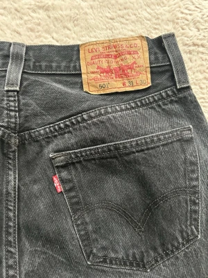 Levis 501 jeans herr grå/svart - Hjälper min bror sälja. Svarta/gråa Levis 501 jeans, herr stl 31/30. Superbra skick. 300kr