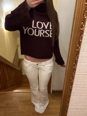 Vinröd tröja - Vinröd stickad tröja med polokrage från Gina tricot i storlek 146/152 skulle säga att den passar en xxs-xs, då jag vanligtvis har s och den är lite liten för mig. Endast använd 1 gång