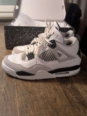 Air Jordan 4 Retro Military black - Säljer ett par Air Jordan 4 Retro "Military black".                                                              Dom är använda några få gånger. Dom kostar 6999 kr nya.
