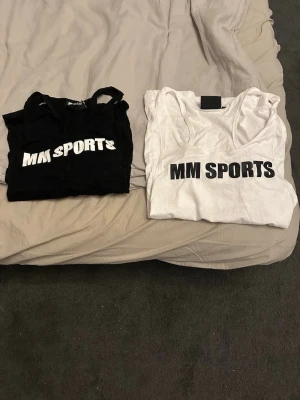 MM Sports linnen svart och vit - Två mm sports linne. Vitt linne storlek L. Svart linne storlek S.