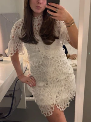 ByIc Studentklänning - INTRESSEKOLL på min superfina och efterfrågade studentklänning från ByIc! Den har utgått från sortimentet och går inte att köpa längre! Är osäker på om jag vill sälja den eller inte så kom gärna med prisförslag☺️   Den är i jättefint skick, endast använd en gång! Storleken är M men sitter som en S! Det är bara att höra av sig vid frågor🫶🏻