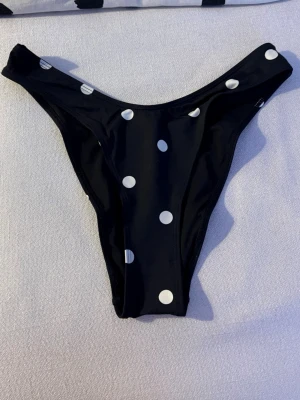 Bikinitrosor från H&M  - Helt nya bikinitrosor från H&M. Trodde jag köpte min favoritmodell från H&M och insåg när jag tagit bort lappen och plomberingen att det var fel modell. De är inte testade för passar tyvärr inte i den här modellen. De är högt skurna bak. Nypris 149 kr