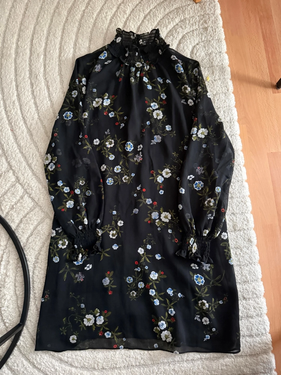Svart blommig klänning med spets