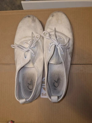 Vita ballerinaskor från Clou - Vita ballerinaskor från Clou (din sko) i storlek 40