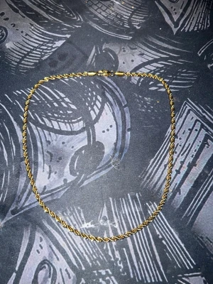 18K gulplaterad Halsband  - Just nu säljer jag mitt halsband som är guld planterad då den inte används. Den är 4mm tjock och 20cm lång så skulle säga att den passar alla, båda kön. Vid frågor skriv :)