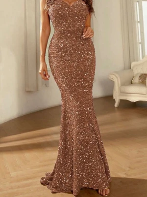 Glittrig långklänning i champagne - Supersnygg långklänning i champagnefärg med glittriga paljetter över hela klänningen. Figurnära passform med v-ringad urringning och smala axelband. Perfekt för dig som vill sticka ut och glänsa på nästa stora event. Perfekt balklänning , pris kan diskuteras!!!!!!!