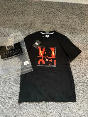 Svart t-shirt från Weekend Offender - Svart t-shirt från Weekend Offender med tryck i storlek S, säljer pga fel storlek. Säljs helt oanvänd! 