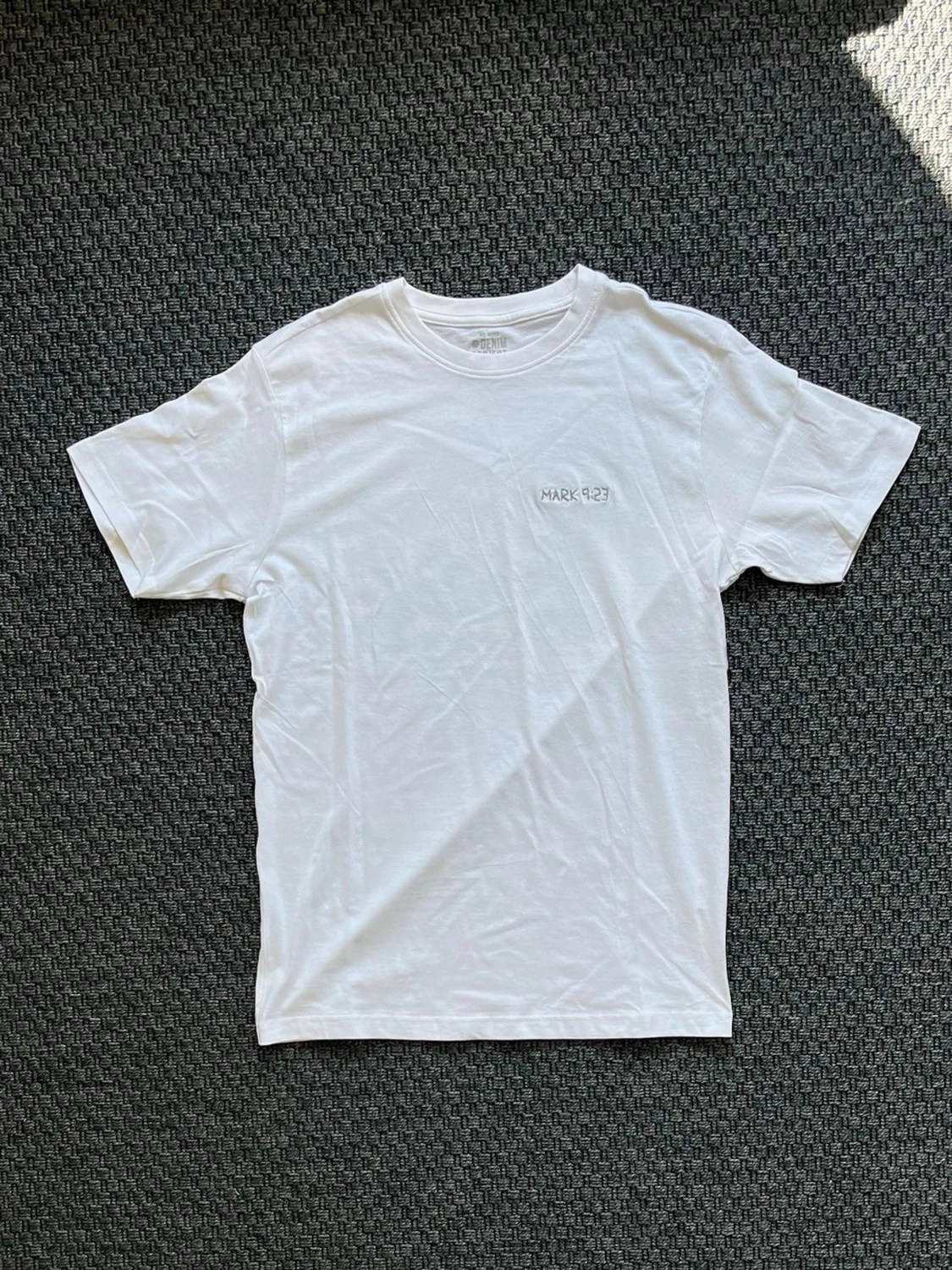 Handbroderad vit T-shirt