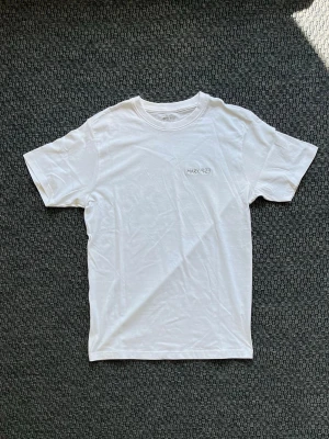 Handbroderad vit T-shirt - Vit t-shirt från Denim Project med handbroderad text 'MARK 9:23' på bröstet. ✝️