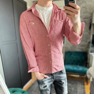 Double RL skjorta - Mycket bra skick, inga defekter! Passar dig som är mellan 180-190cm ungefär. Modellen är 185 cm, 75kg. Passar bra nu till våren! Skriv för mer information!🤝