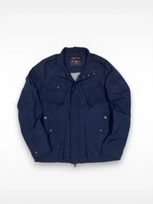 Woolrich M65 Fältjacka - Klassisk fältjacka i premiumkvalitet. Mycket bra skick, men en tryckknapp på ena fickan är trasig (se bild). Perfekt för vår/höst men också sommar. Skriv vid frågor! 