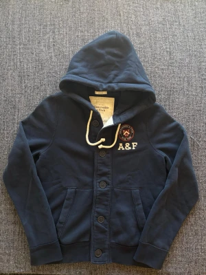 Abercrombie & fitch cardigan ~ sällsynt modell - Sjukt eftertraktad Abercrombie & Fitch cardigan i marinblå – stl M | Fint skick | Klassisk färg | Populär modell | Säljs snabbt | Skickas inom 24h 📦 | Snabb affär = bättre pris ✌️