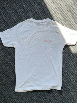 Handbroderad Vit t-shirt  - Vit t-shirt från Denim Project med handbroderad text 'JOH 3:16' på bröstet. ”Så älskade Gud världen att han utgav sin enfödde Son, för att var och en som tror på honom inte ska gå förlorad utan ha evigt liv.”