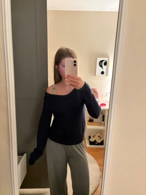 Mörkblå off shoulder stickad tröja - Mysig mörkblå stickad tröja med off shoulder-modell och långa ärmar. Tröjan har en avslappnad passform och ribbstickade muddar vid ärmslut och nederkant. Perfekt för en chill och stilren look. Priset kan diskuteras ❣️