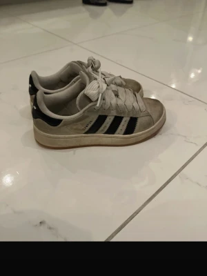 Adidas Campus  - väl använda med fortfarande bra skick. storlek 35/5