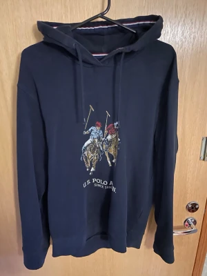 Marinblå hoodie från Polo - Säljer en väldigt fin Marinblå hoodie från Polo. Den är i väldigt bra skick använd ett fåtals gånger. Storleken är M men passar S också. Hör av er vid funderingar🌟