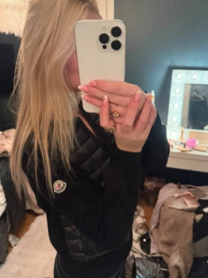 Moncler cardigan dam  - Säljer min äkta cardigan . Inköpt i hemsidan digital kvitto är kvar i mailen ☺️ jag kan inte gå ner så mycket i priset Tyvär då den är oanvänd och inköpt för 8000 men jag kan mötas i Stockholm så sparar ni mycket på frakt . Tillbehöret följs med 