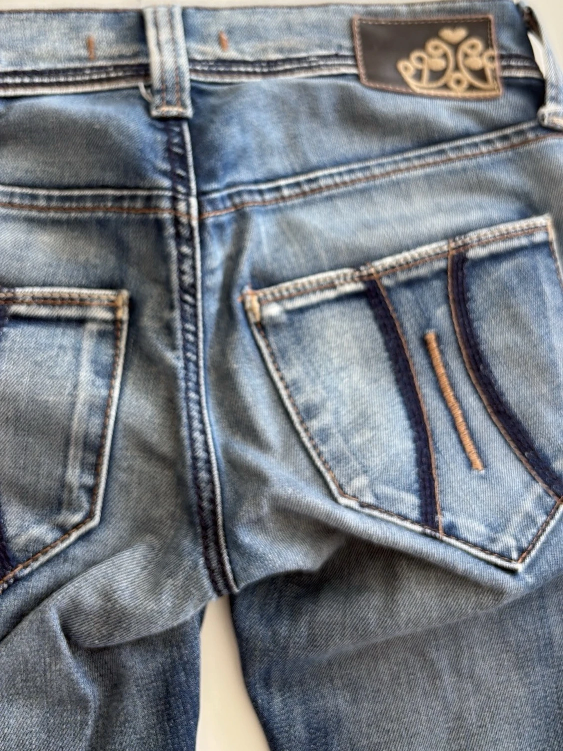 Blå bootcut jeans från Formarina med slitningar - 2