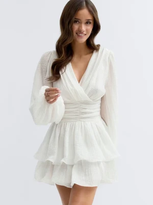 Vit omlottklänning med volanger - Supersöt vit kortklänning med omlott upptill, markerad midja och volangdetaljer i kjolen. Långa, luftiga ärmar och v-ringad halsringning ger en romantisk vibe. Perfekt för sommarens alla tillfällen eller studenten! Endast testad å slutsåld 