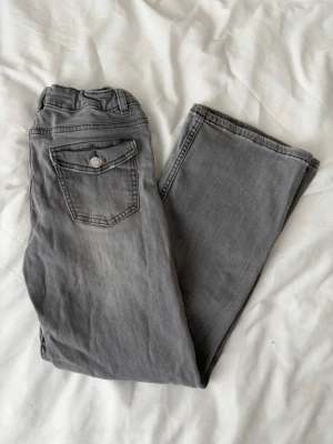 Lågmidjade bootcut jeans  - Grå lågmidjade bootcut jeans i storlek 158 (xs/xxs) passar om man är under 160 cm 🤍 spänne i midjan, inga defekter 