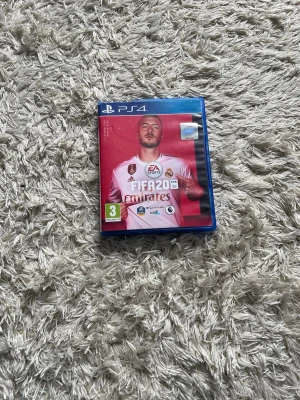 FIFA 20 till PS4 - Klassiskt FIFA-spel till Playstation 4. Skivan är i fint skick och fungerar utan problem. • Skick: Bra (skivan är välvårdad). • Notera: Fodralet har en mindre skada, men det stänger och skyddar skivan precis som det ska. Perfekt för dig som vill komplettera samlingen eller spela med favoritlagen från säsongen 19/20! Skickas snabbt och spårbart. 
