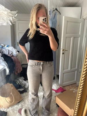 Grå raka jeans med låg midja - Säljer ett par grå låga raka jeans från Gina i bra skick🩷köpare står för frakt!!