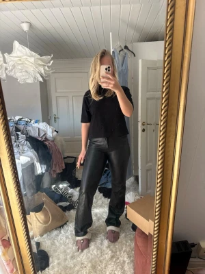 Skinnbyxor med bootcut - Säljer ett par svarta skinn byxor då dem är fel småa för mig🩷köpare står för frakt! 