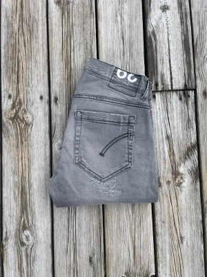 Gråa Dondup George jeans - Gråa dondup George jeans med väldigt bra skicka. Storleken är W29 och modellen heter George. Hör gärna av er vid intresse!