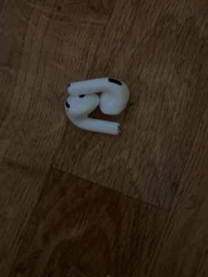 Apple AirPods 4, Inge laddningstui - Säljer ett par vita Apple AirPods 4, användes en gång sen har den bara legat i rummet