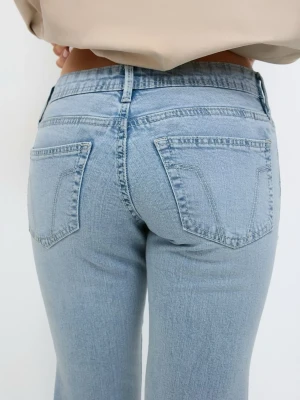 Ljusblå bootcut jeans - Säljer ett par ljusblå bootcut jeans med låg midja. Aldrig använt 💕