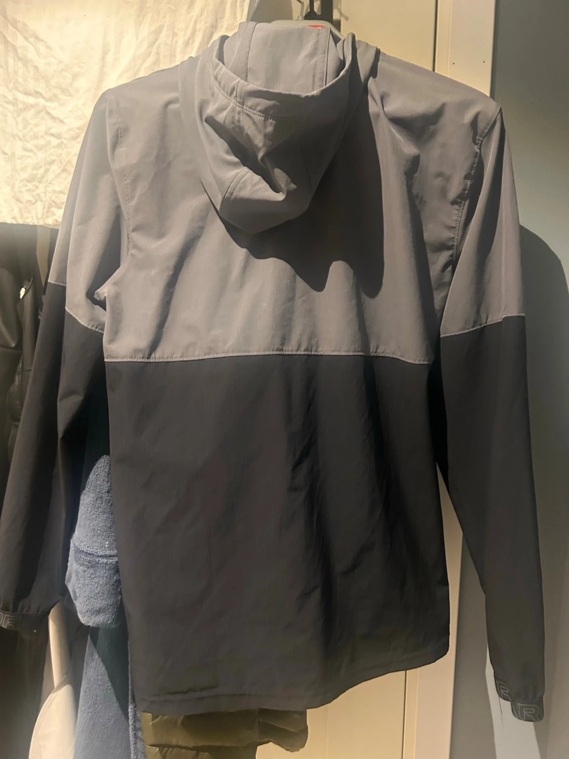 Grå och svart vindjacka Under Armour - 1