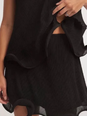 Svart volangkjol med plissering - Super fint set med kjol och topp med volanger från nakd 🫶🏻