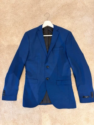 Mörkblå kostym från Jack & Jones premium - Säljer denna kostym från Jack & Jones premium eftersom den är för liten. Storlek 46. Den är nästan aldrig använd och har inga defekter. Ny pris 1300kr. Hör av er vid funderingar 