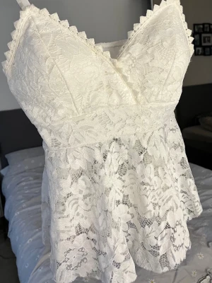 Spets linne - Super snygg spets topp i vitt! Perfekt till sommaren💕                                                               Aldrig använt