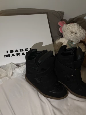 Svarta Isabel Marant high top sneakers (BUD) - Säljer ett par svarta wedges från marant, aldrig använt och köpt från vestiaire. Säljer till den som kommer med bästa priset!!!!