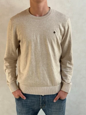 Morris sweatshirt beige - Säljer nu en snygg Morris sweatshirt. Tröjan är i toppskick, modellen på bilden är 184cm och väger 80kg. Bara att höra av sig vid funderingar! 