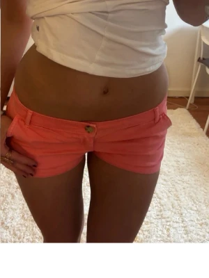 Korta rosa shorts från Hollister - Säljer dessa som jag köpte av en annan tjej på plick som tyvärr inte passade mig❤️