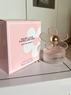 Daisy Love Eau So Sweet 50ml - Säljer min helt oanvända Marc Jacobs parfym då jag råkade köpa fel doft och inte kan lämna tillbaka den pågrund av bruten förpackning😅 Perfekt till sommaren då den är väldigt söt och blommig🌸pris kan diskuteras🙏Köparen står för frakten 