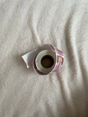 Nagelformar för förlängning rosa - Rulle med rosa nagelformar för att bygga och forma press-on naglar. Formarna har markeringar för exakt längd och form, och är gjorda i papper med klisterbaksida. Perfekt för dig som vill skapa egna nagelförlängningar hemma.