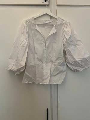 Blus - Säljer min ur snygga blus ifrån Vila i storlek 40. Lite figursydd så sitter väldigt snyggt. Använd ett fåtal gånger därav bra skick🥰