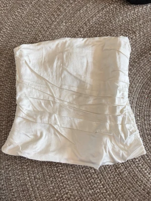 Vit bandeau  - Säljer nu min vita bandeau topp från Zara!! Använd en gång💕